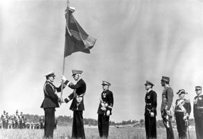 Fanöverlämning på F 8 Barkarby den 6 juni 1939. Fanan överlämnas av Gustaf V till F 8 första flottiljchef, Överste George Gärdin. Foto: Järfälla kommun bildarkiv.